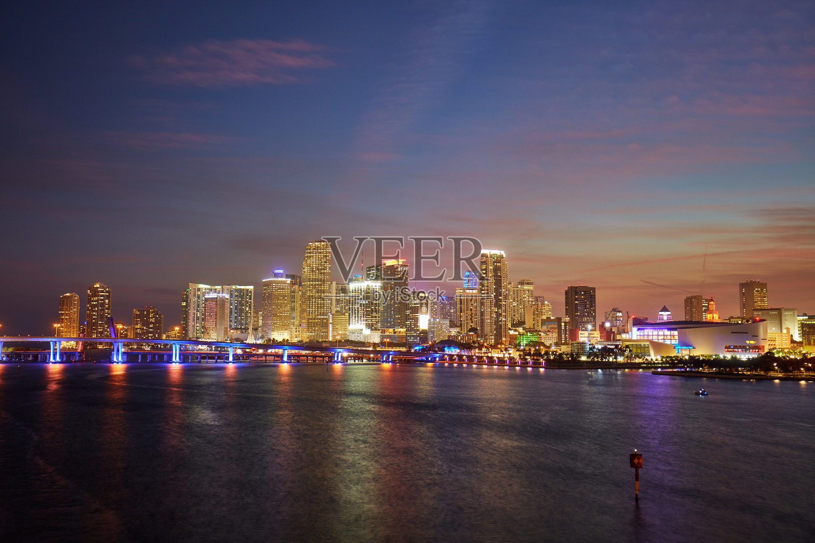 黄昏时迈阿密市中心的天际线照片摄影图片