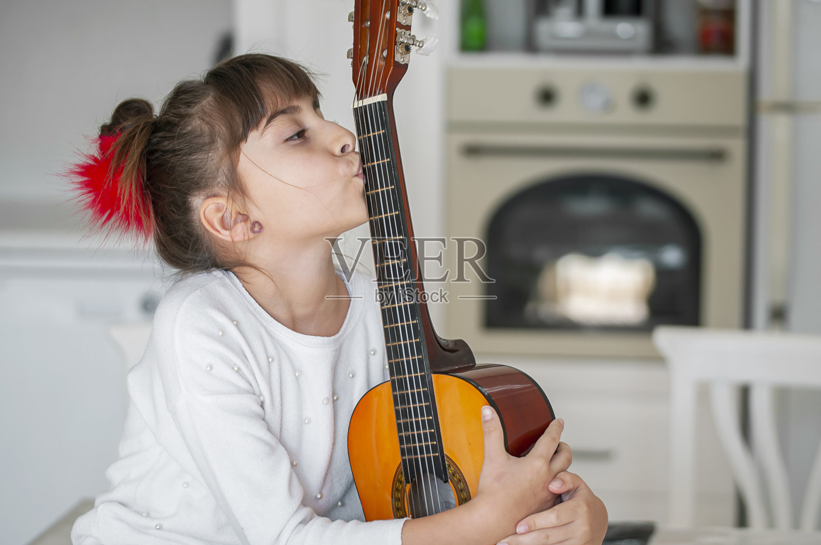 弹吉他的可爱女孩照片摄影图片