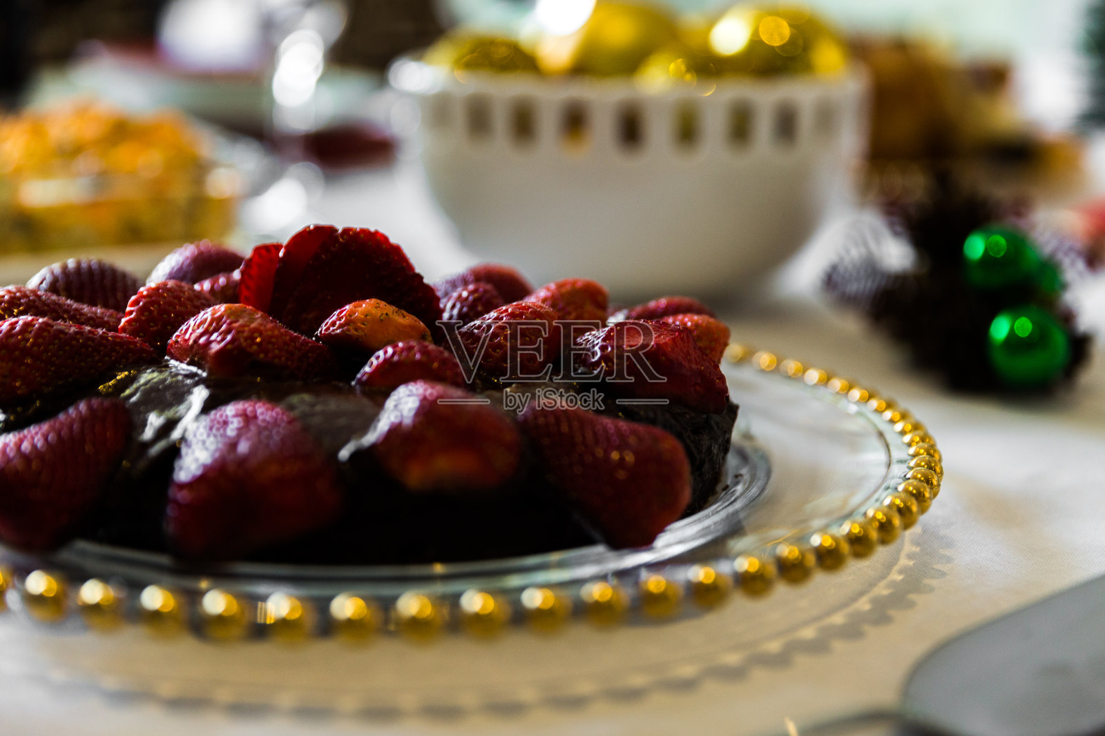 草莓蛋糕作为圣诞晚餐的甜点照片摄影图片