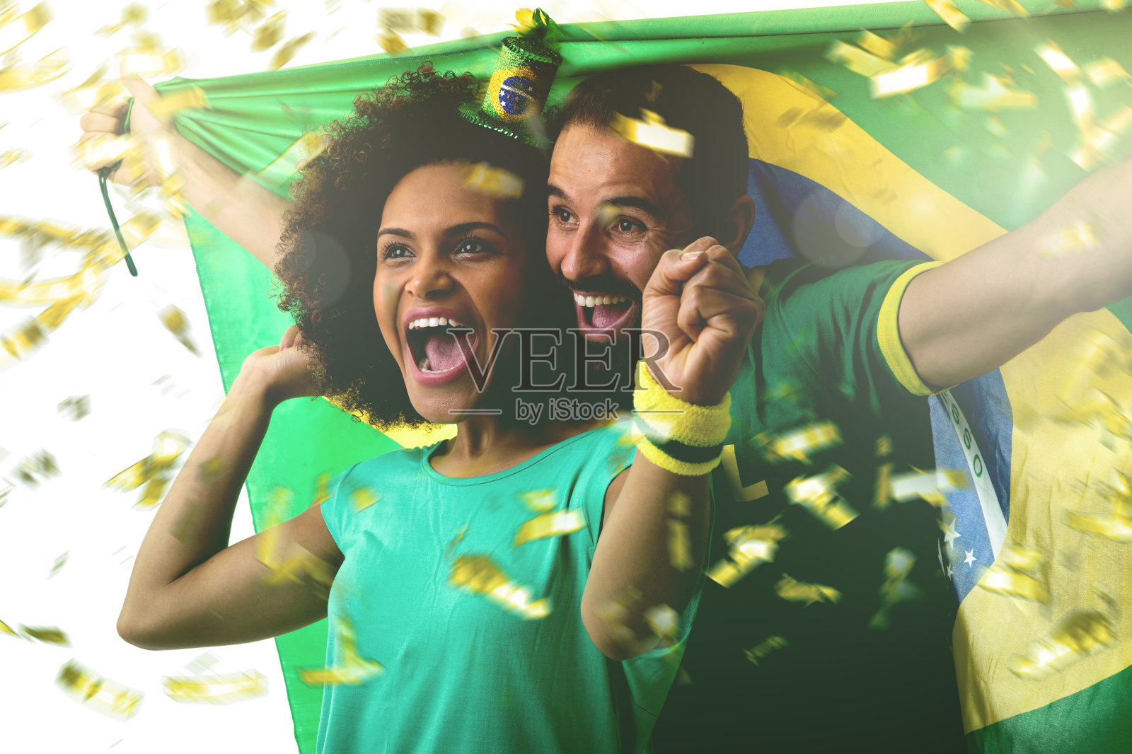 一对巴西球迷在白色背景下庆祝照片摄影图片
