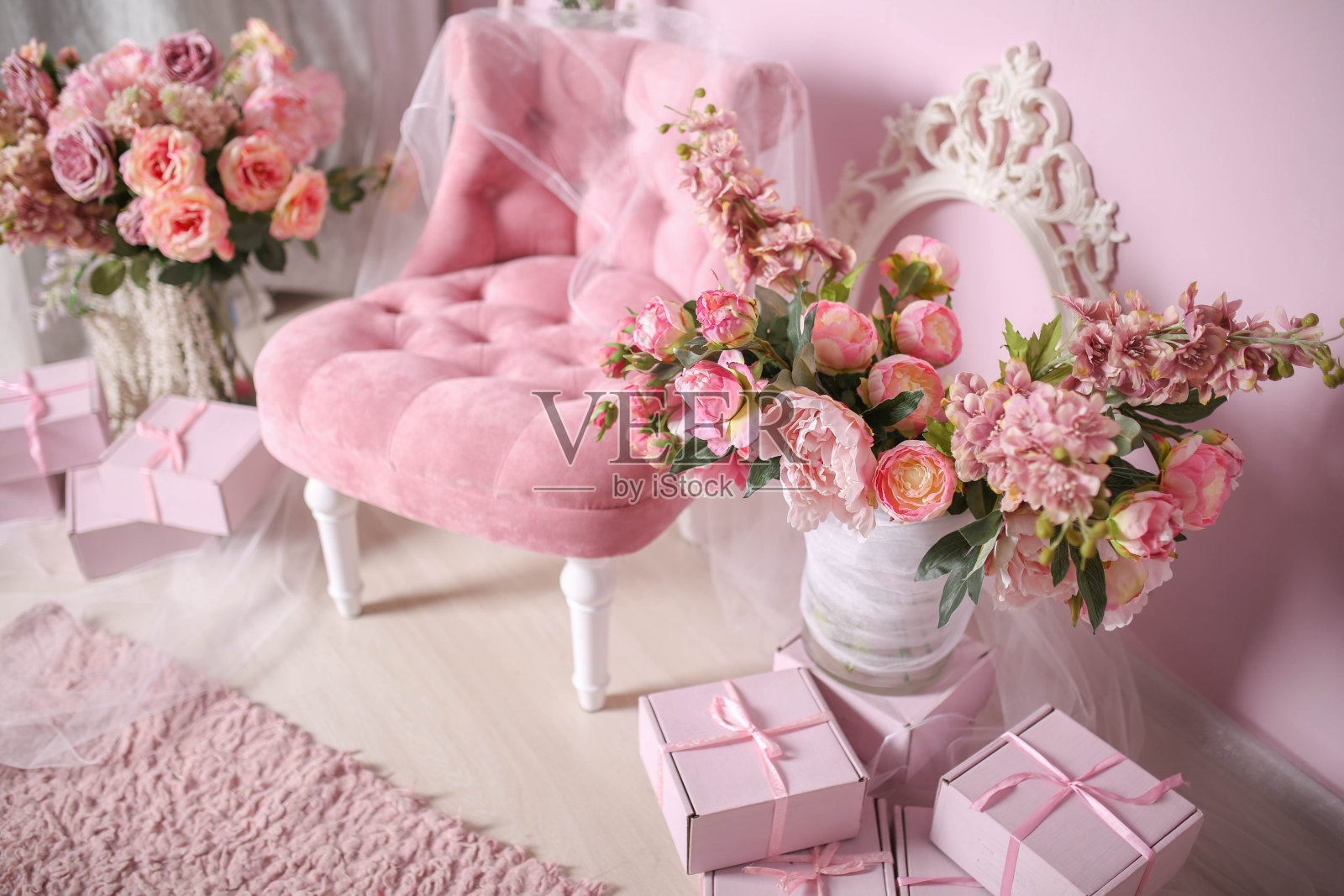 软粉色装饰地毯礼品盒和椅子照片摄影图片
