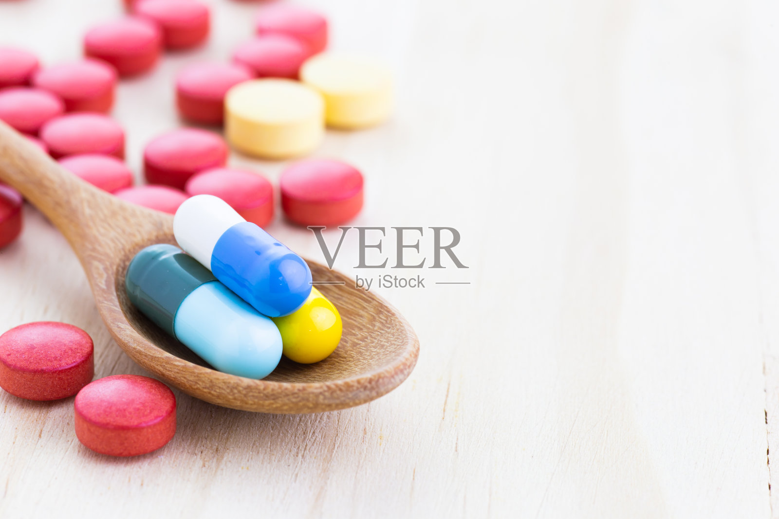 抗生素含有蓝色药丸，黄红色或胶囊在白色背景与复制的许可。健康容器中的药物，抗生素和危险药物。照片摄影图片