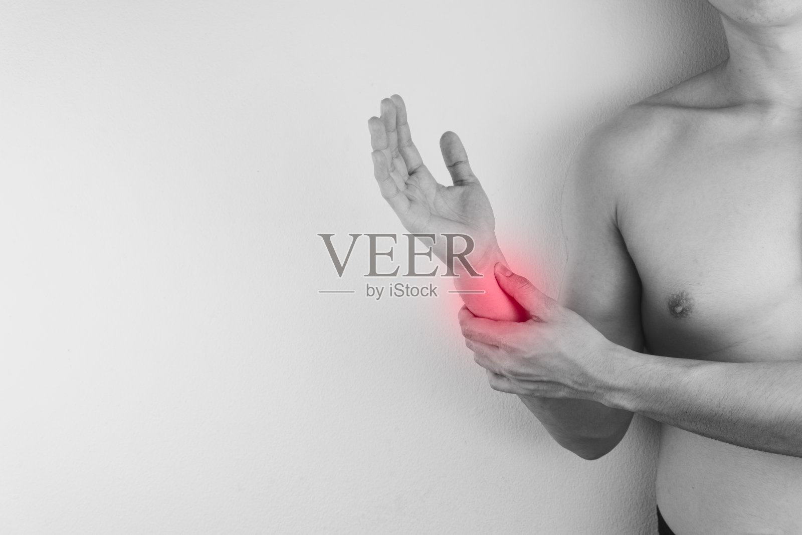 黑白特写男子握着手腕上疼痛的红点。医疗保健理念。照片摄影图片