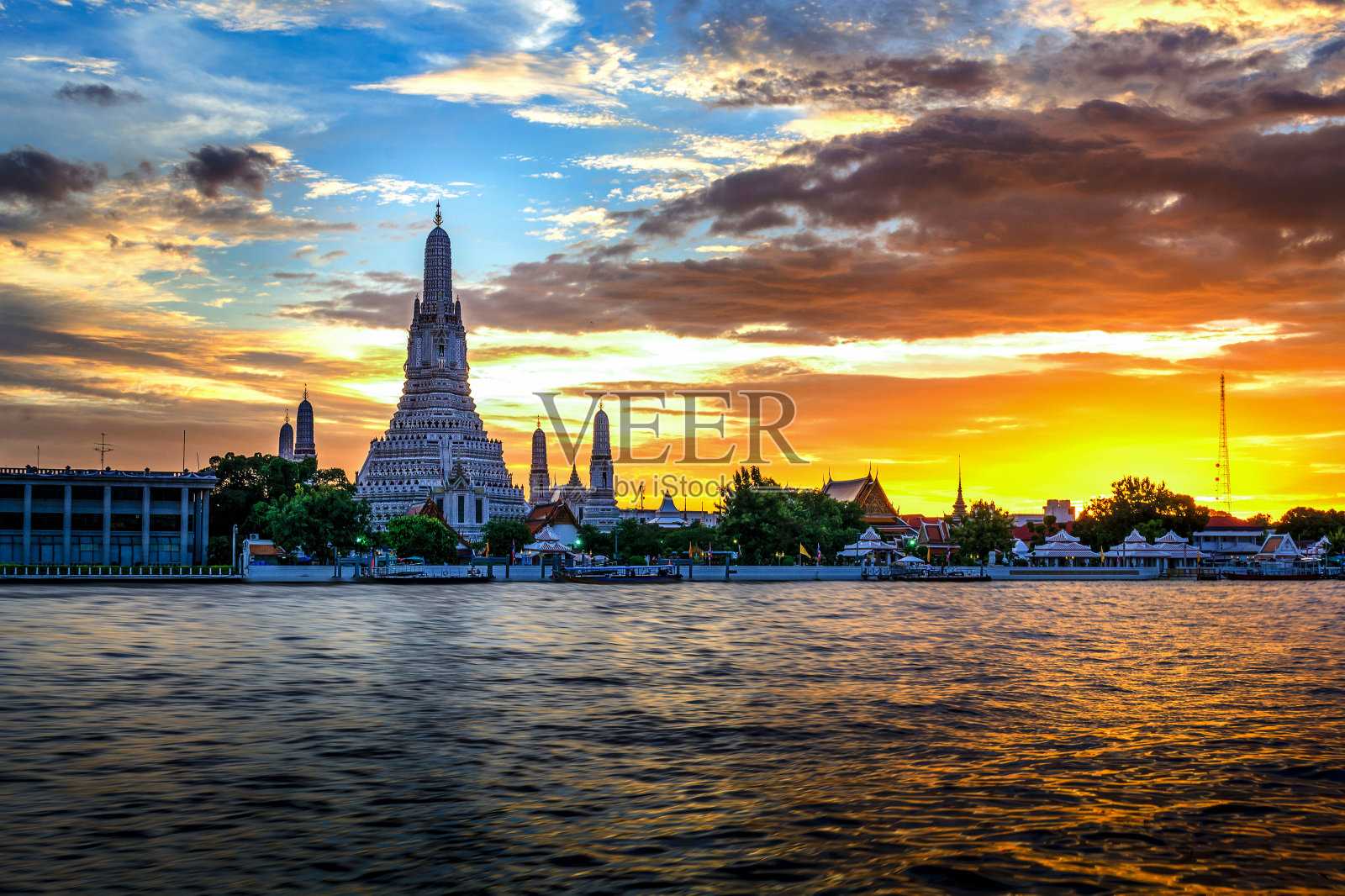 阿仑寺，黎明寺，黄昏时，河对岸的景色。泰国曼谷照片摄影图片
