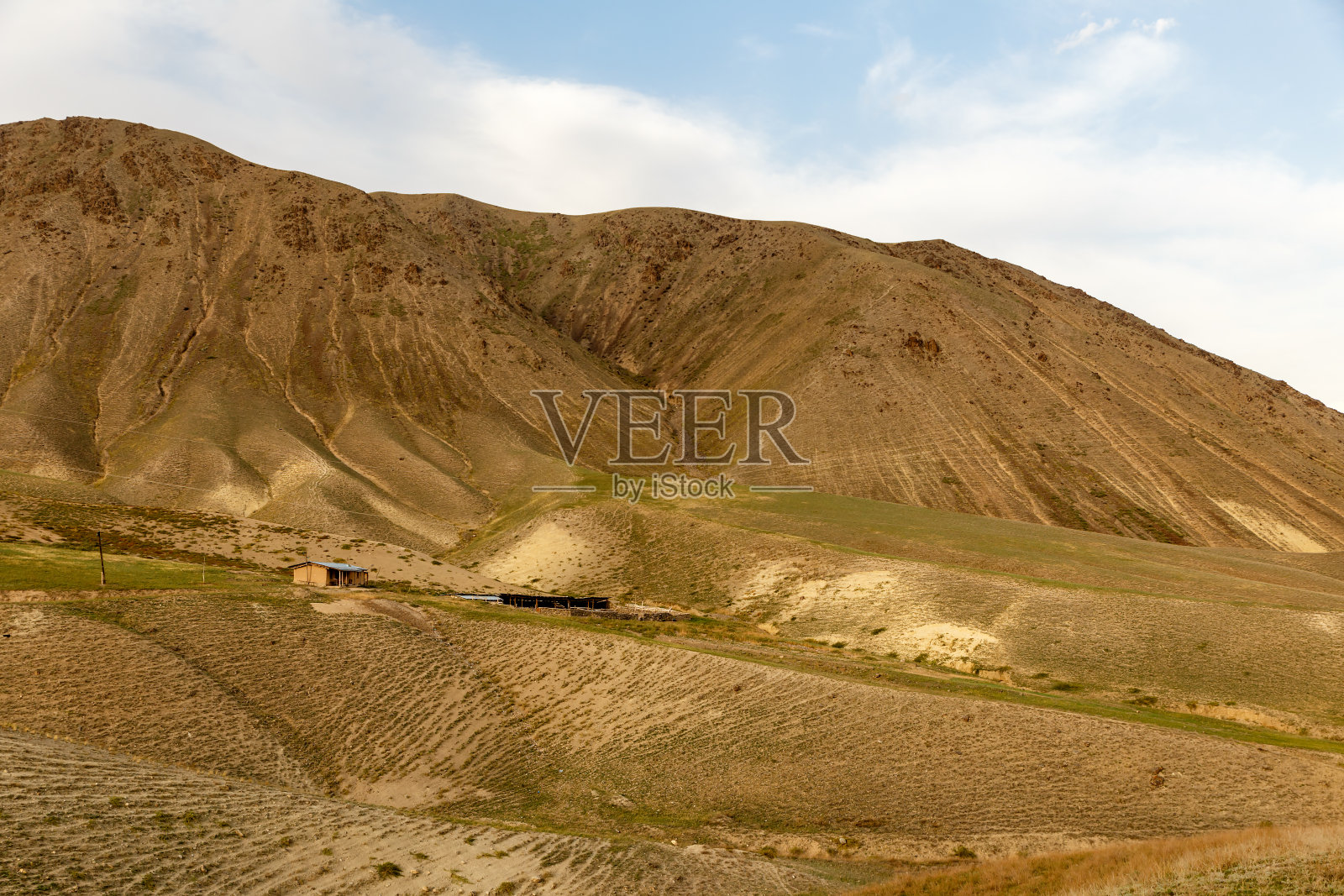 吉尔吉斯斯坦山区的房屋和农场照片摄影图片