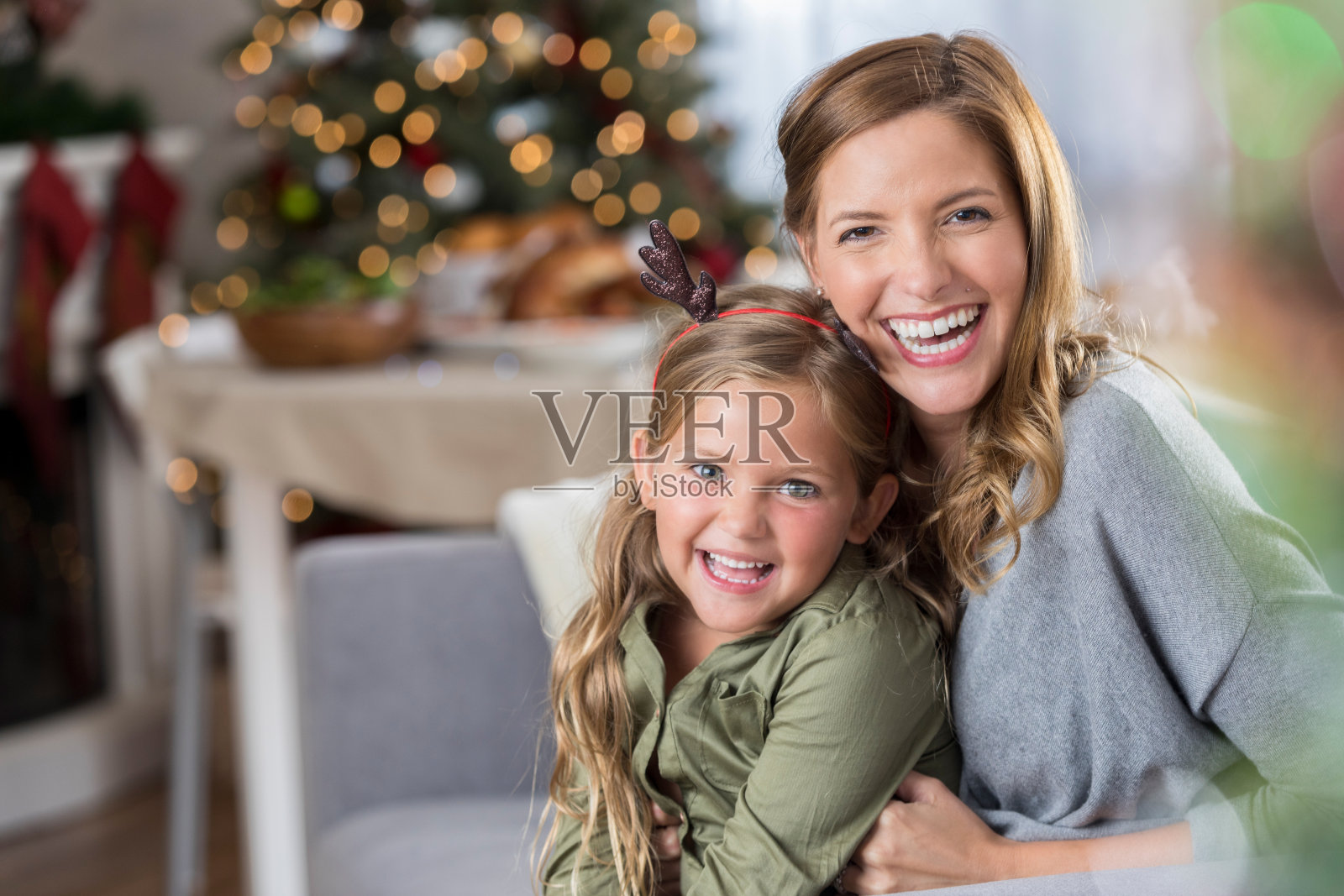 祝妈妈和小女儿圣诞快乐照片摄影图片