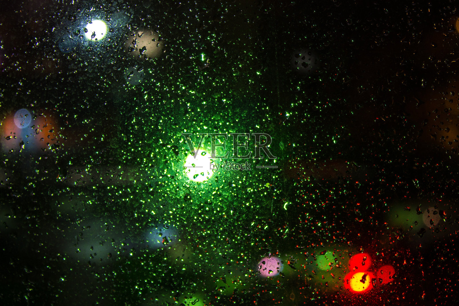 透过窗外看夜城的雨照片摄影图片