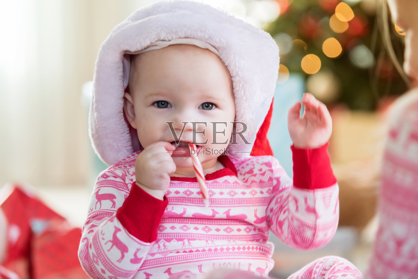小女孩享受圣诞清晨糖果的肖像照片摄影图片