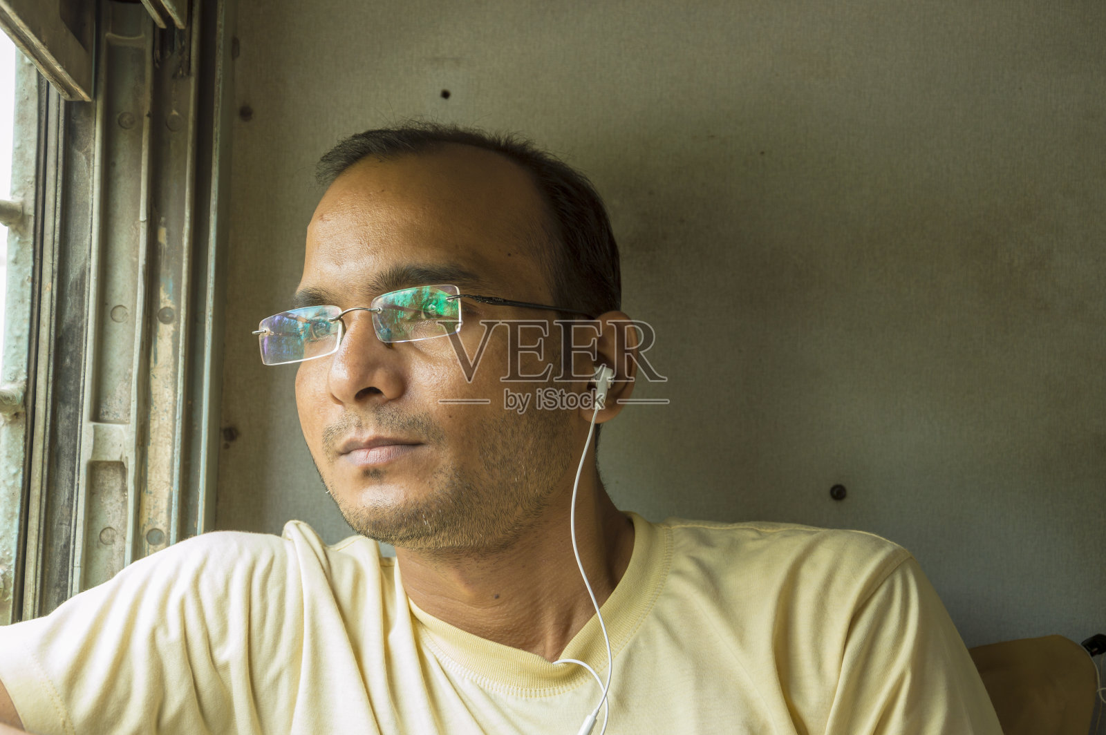 独自旅行者在印度铁路旅行照片摄影图片