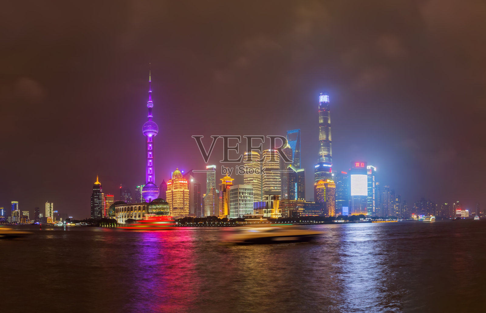 2018年5月22日，中国上海:中国上海的殖民时期堤岸天际线夜景照片摄影图片