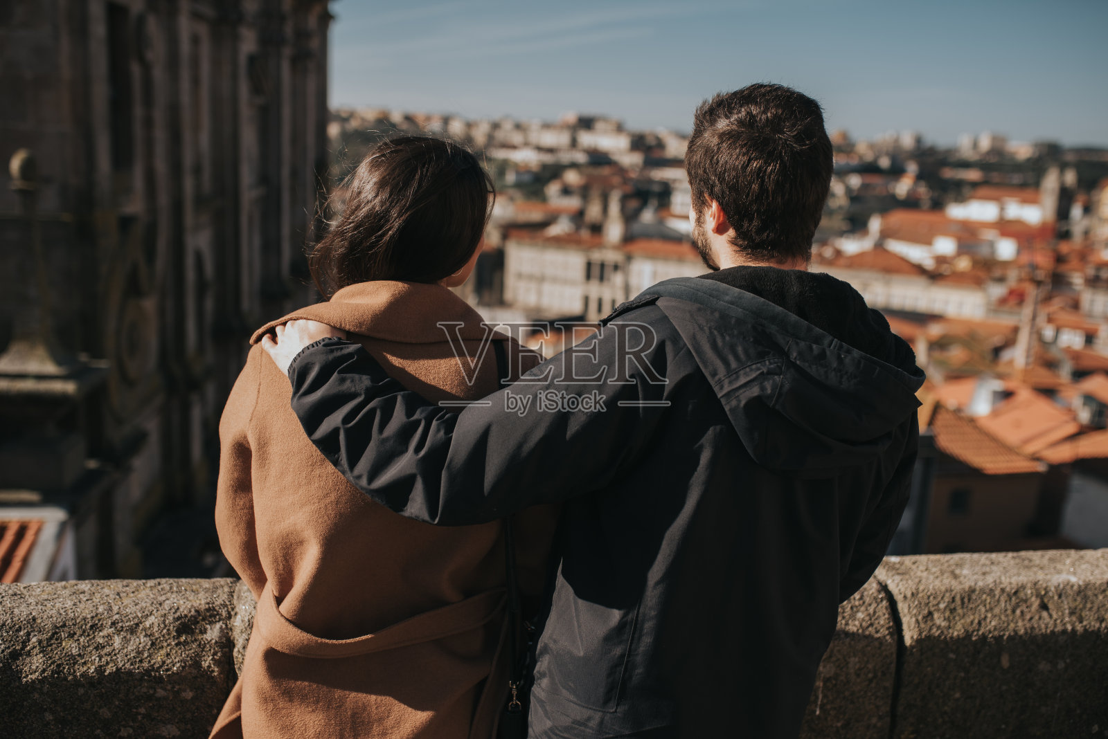 一对年轻夫妇从上面看城市的后视图照片摄影图片