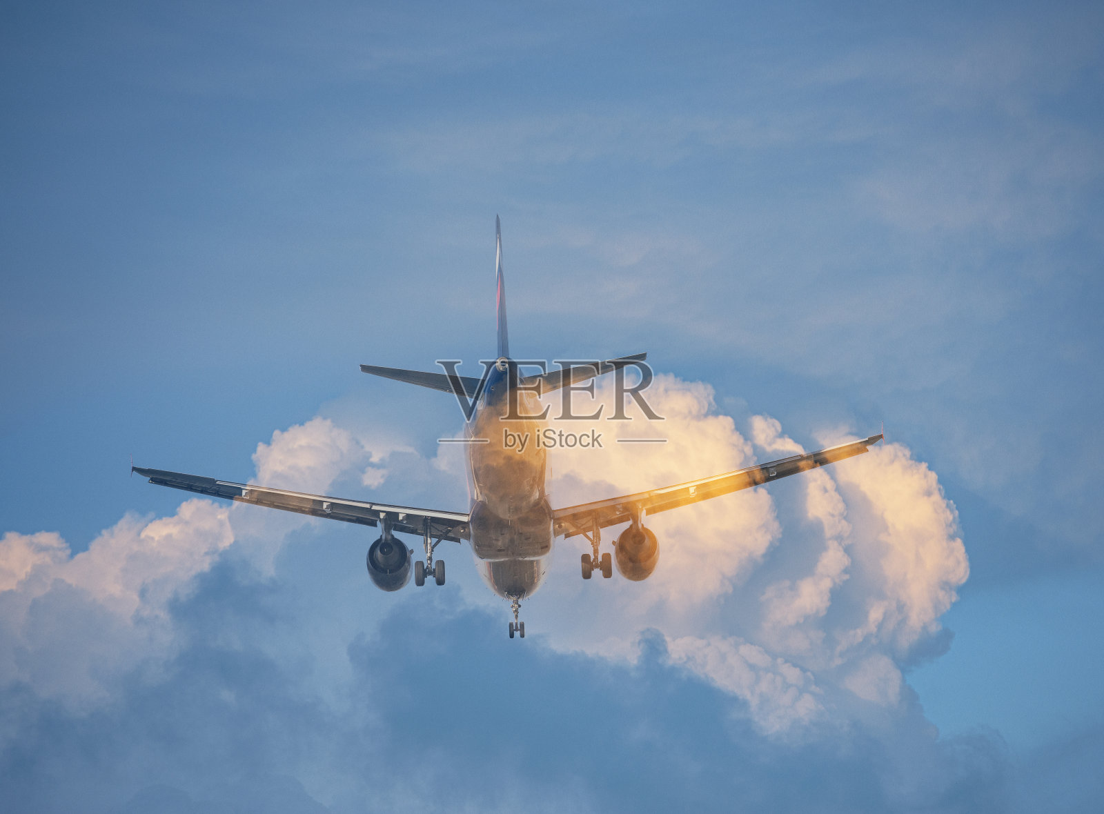 商业飞机飞越云层照片摄影图片