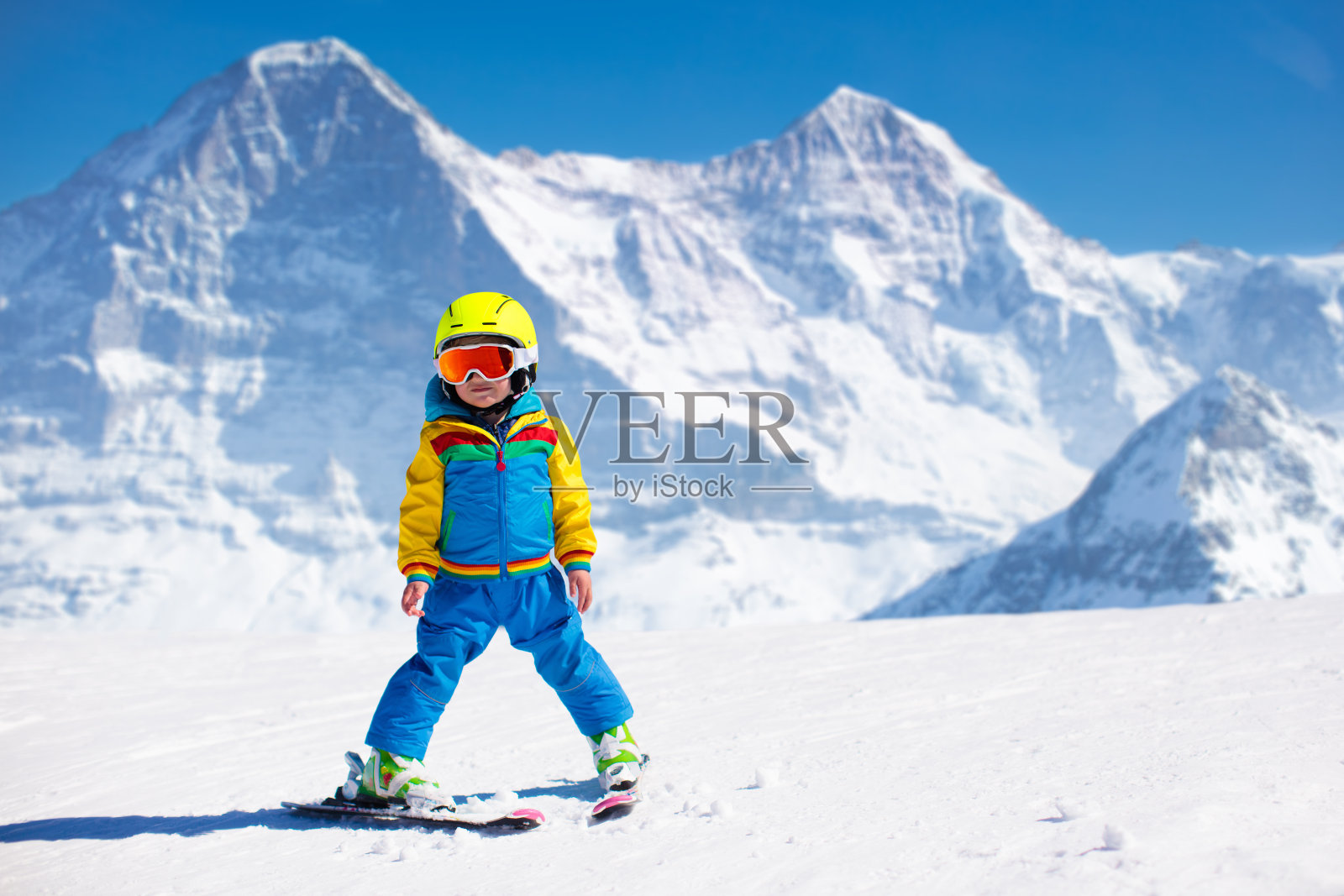 孩子们在冬天的山上滑雪和滑雪很有趣照片摄影图片
