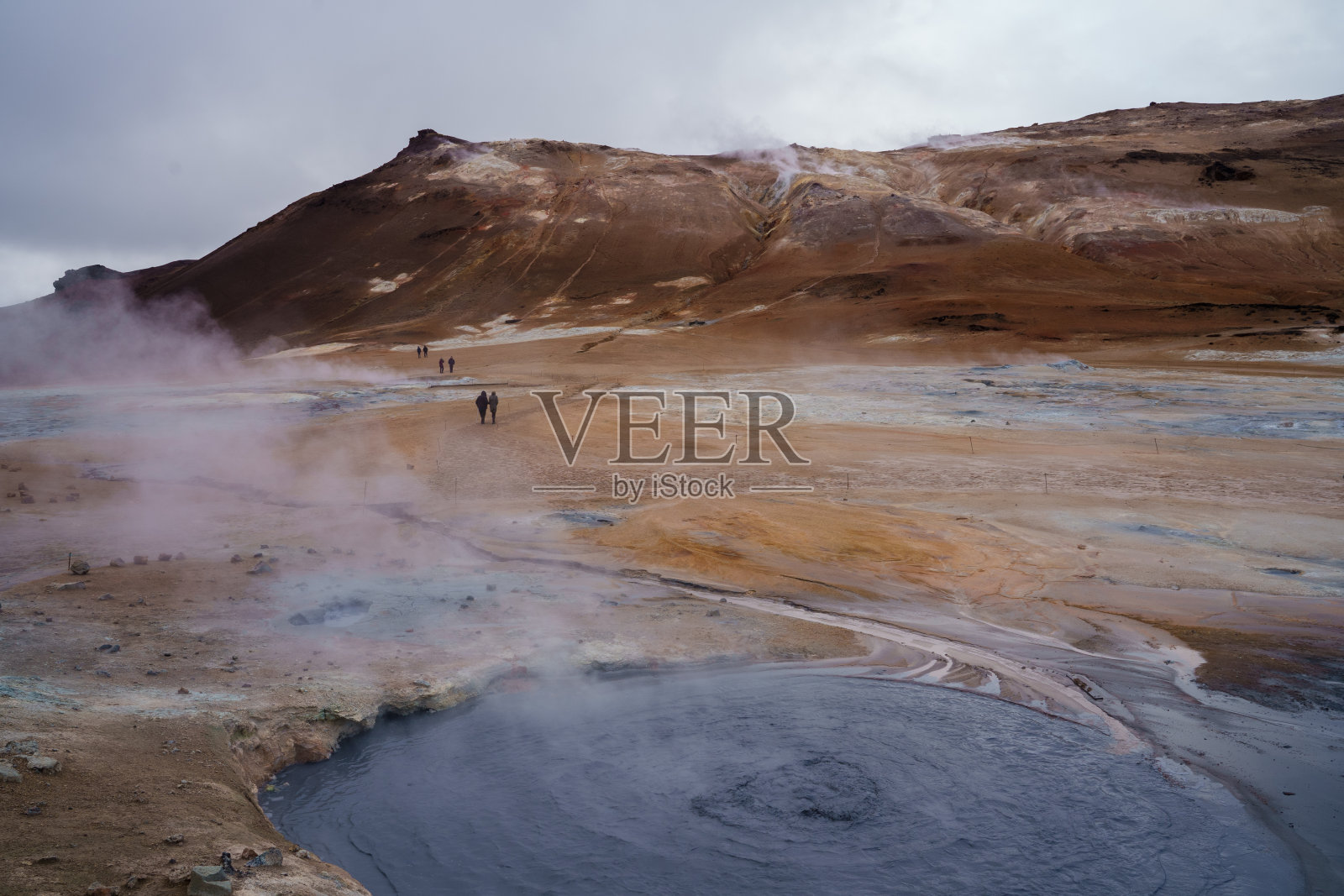 勇敢地穿过冒泡的火山泥，冰岛照片摄影图片