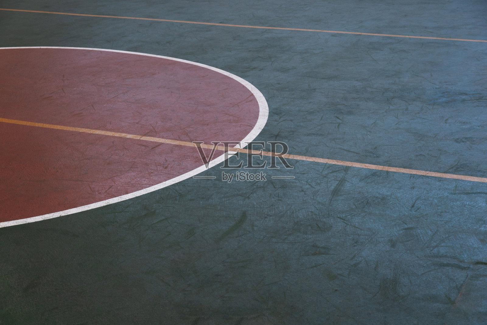 深绿色体育馆地板，红色圆圈背景照片摄影图片