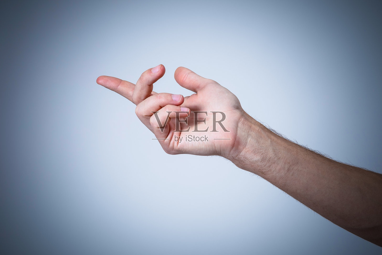 一个人伸出手来握手孤立在一个白色的背景照片摄影图片