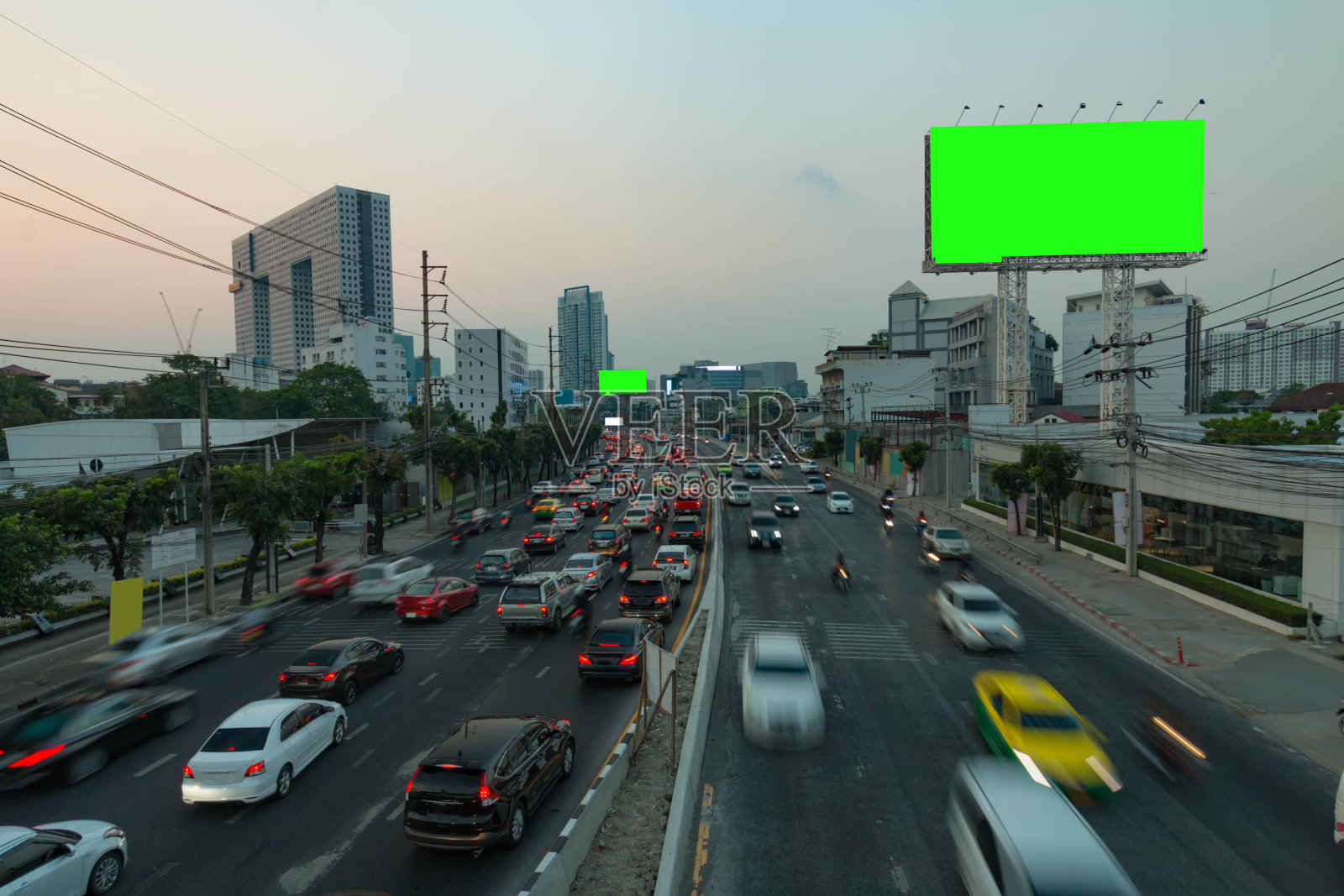 泰国曼谷的交通状况。晚上靠近马路的广告牌。照片摄影图片