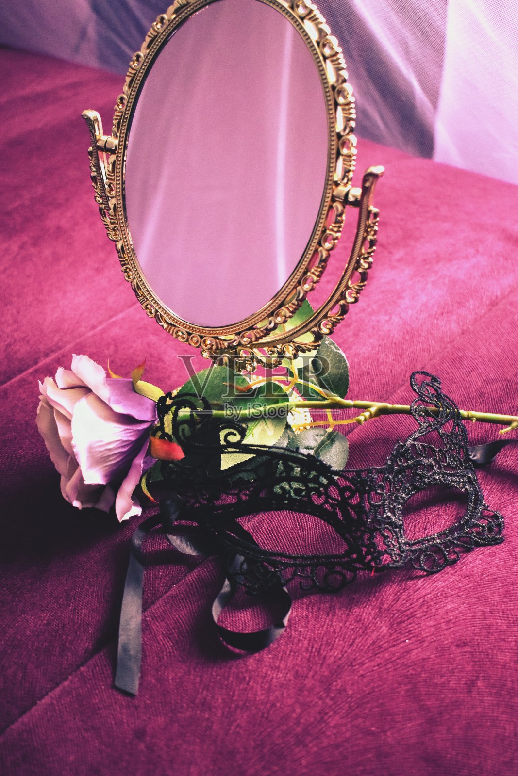 旧镜子，玫瑰和蕾丝面具照片摄影图片