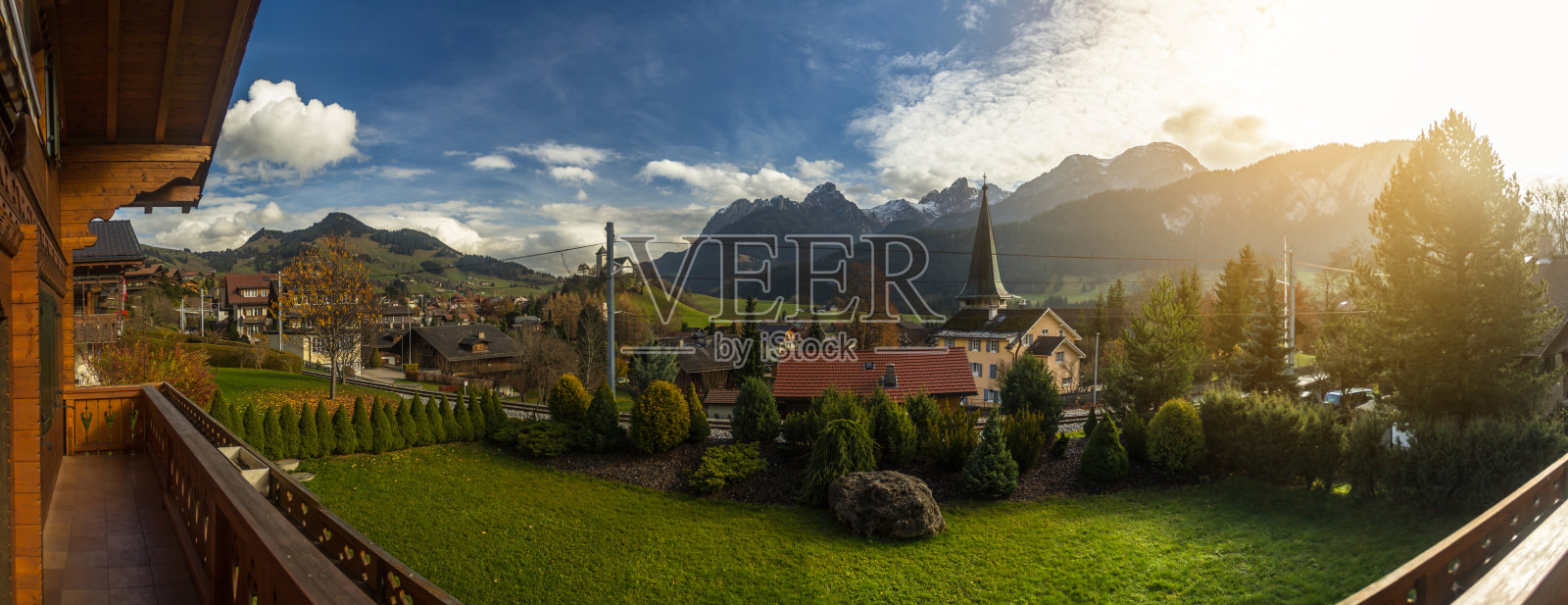 Château-d'Oex，瑞士山区的一个小山谷村庄照片摄影图片