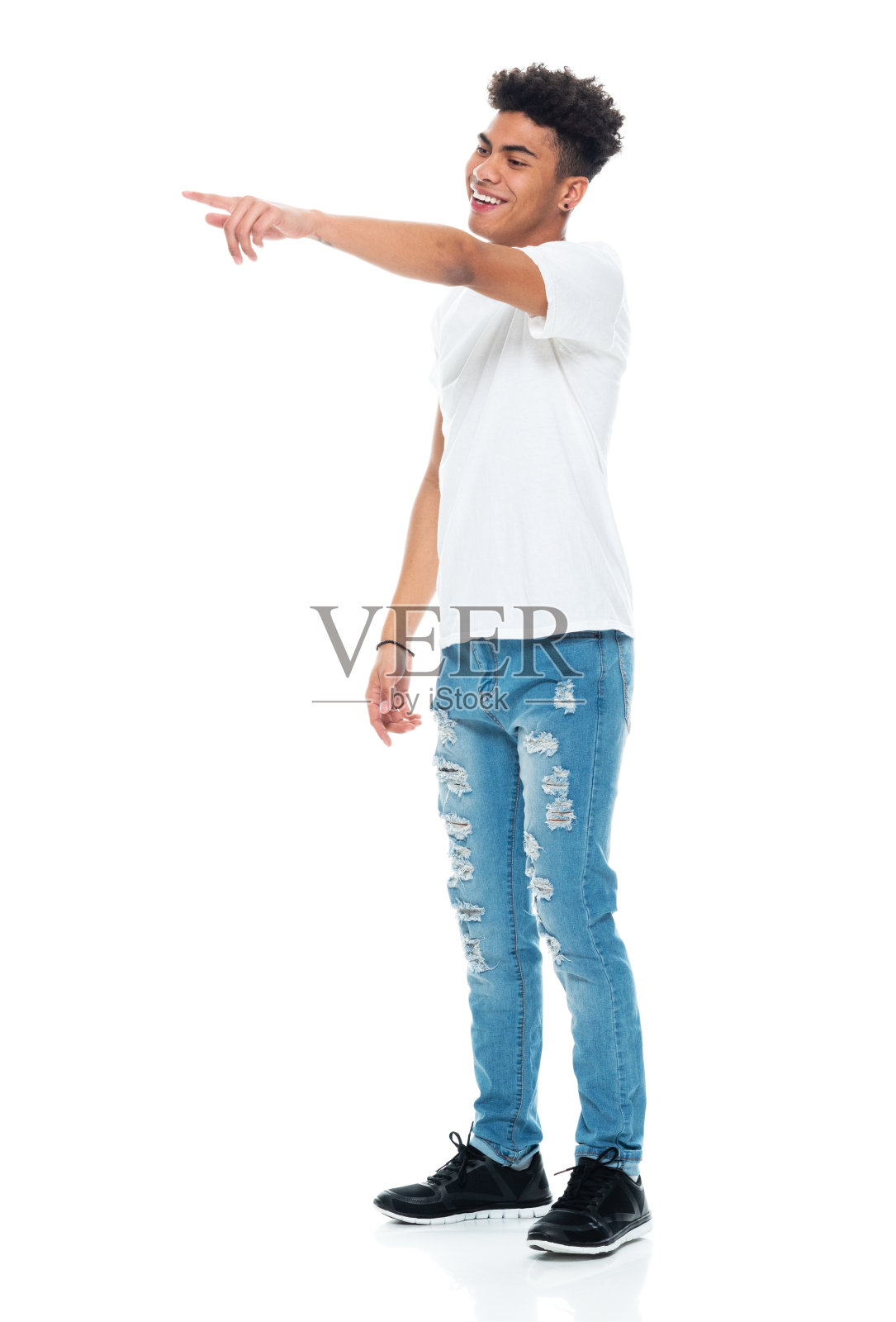 z一代的男孩穿着牛仔裤站在白色背景前照片摄影图片
