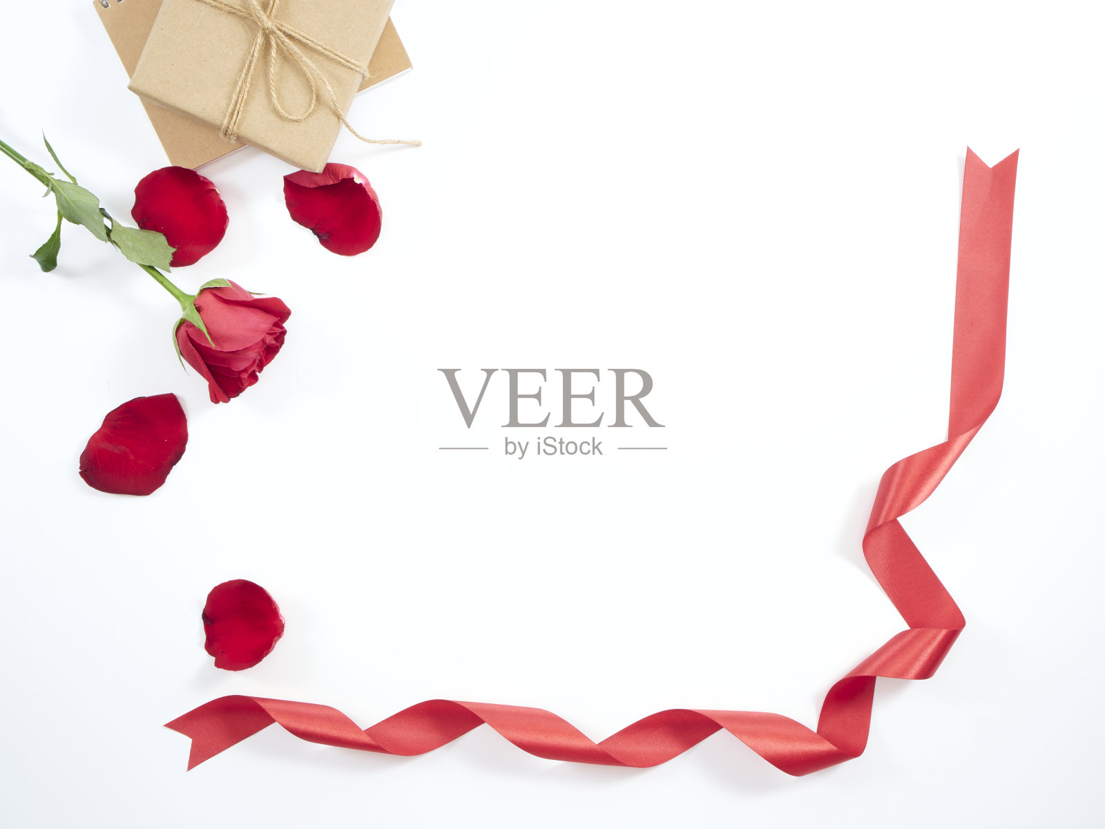红玫瑰配红丝带，日记本，礼盒。爱的象征。贺卡和婚礼。照片摄影图片