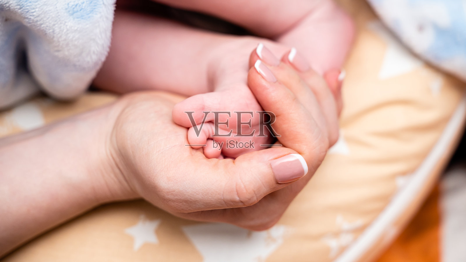 妈妈的手牵着可爱的宝宝的脚特写照片摄影图片