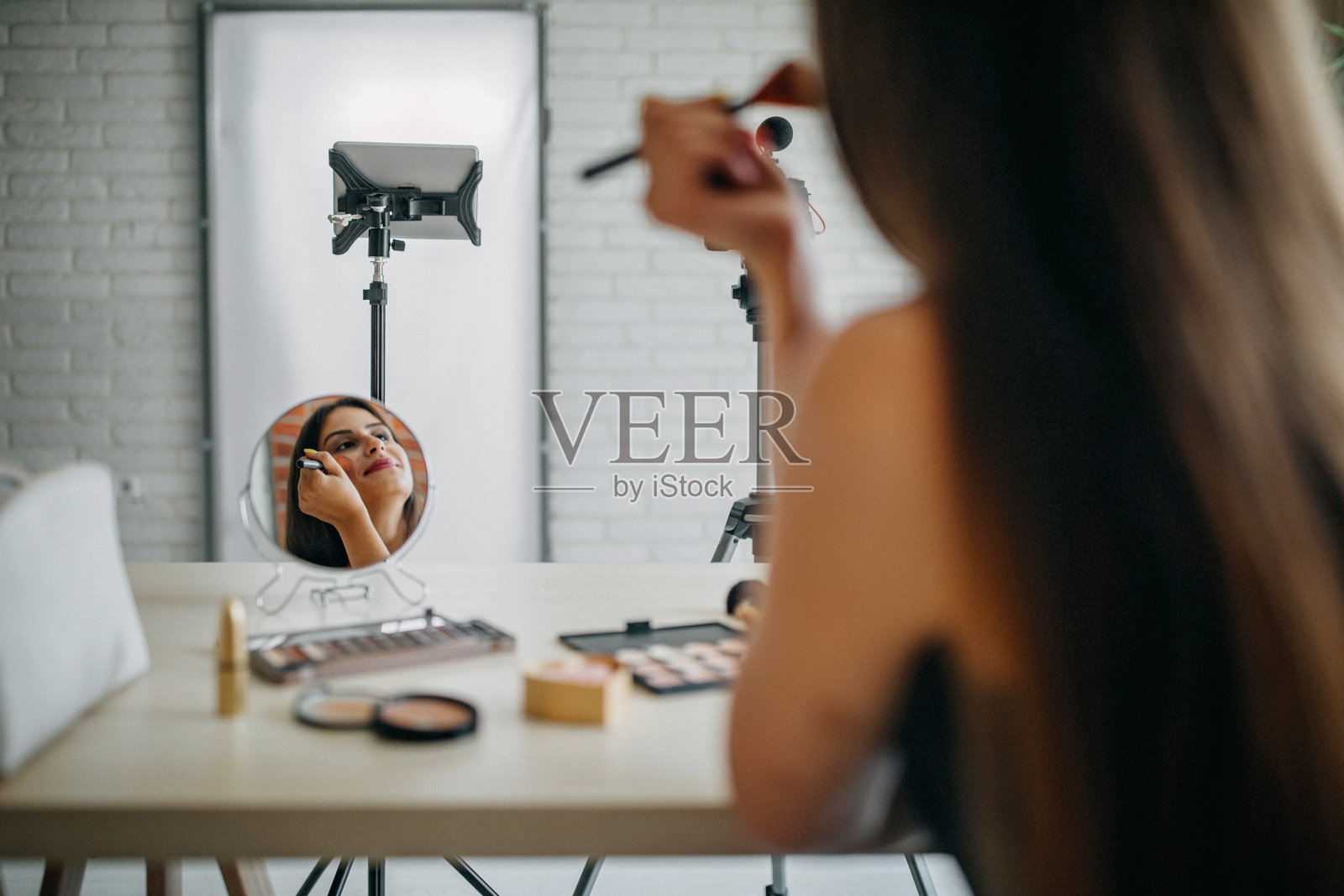 年轻女子化妆教程照片摄影图片