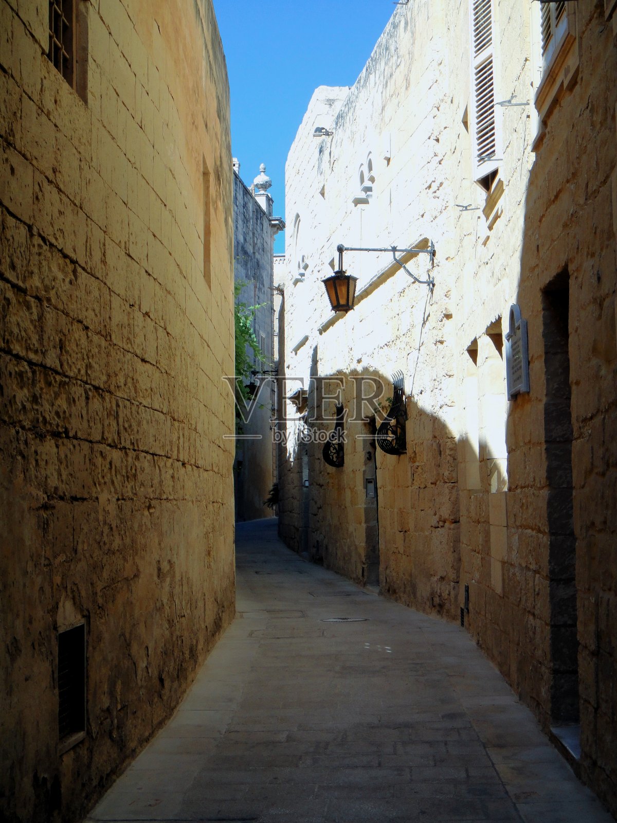 夏日阳光明媚，马耳他城市狭窄的街道照片摄影图片