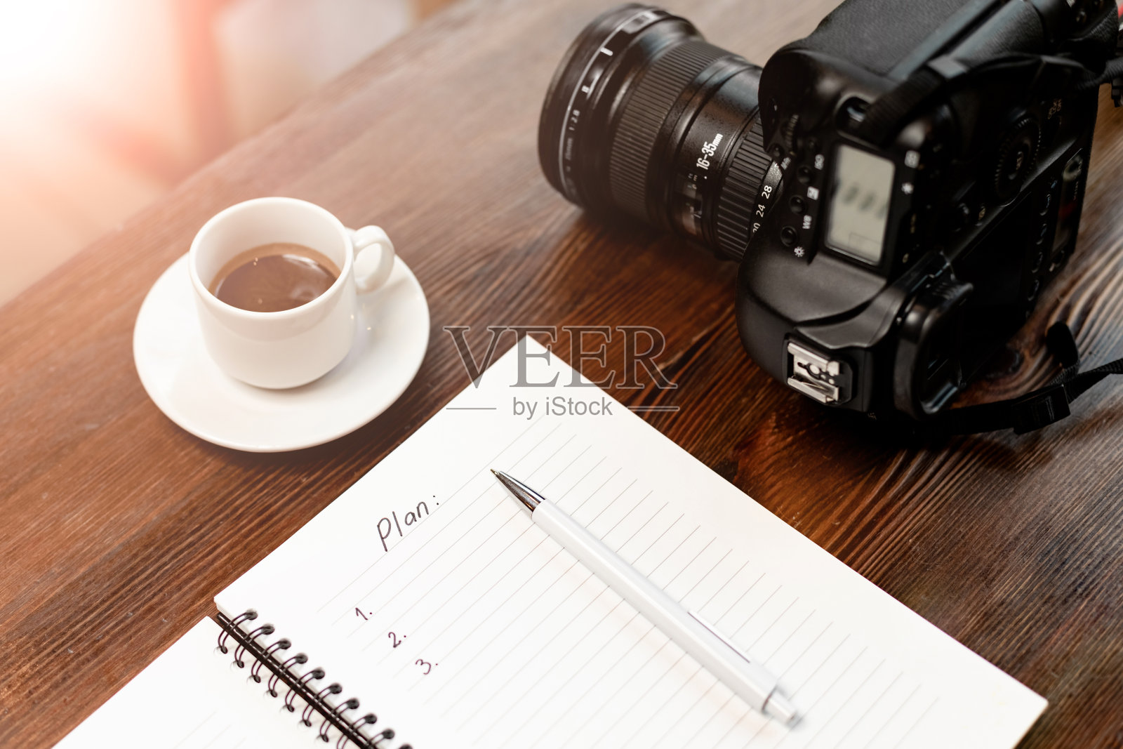 专业数码相机，笔记本和咖啡在木桌上照片摄影图片