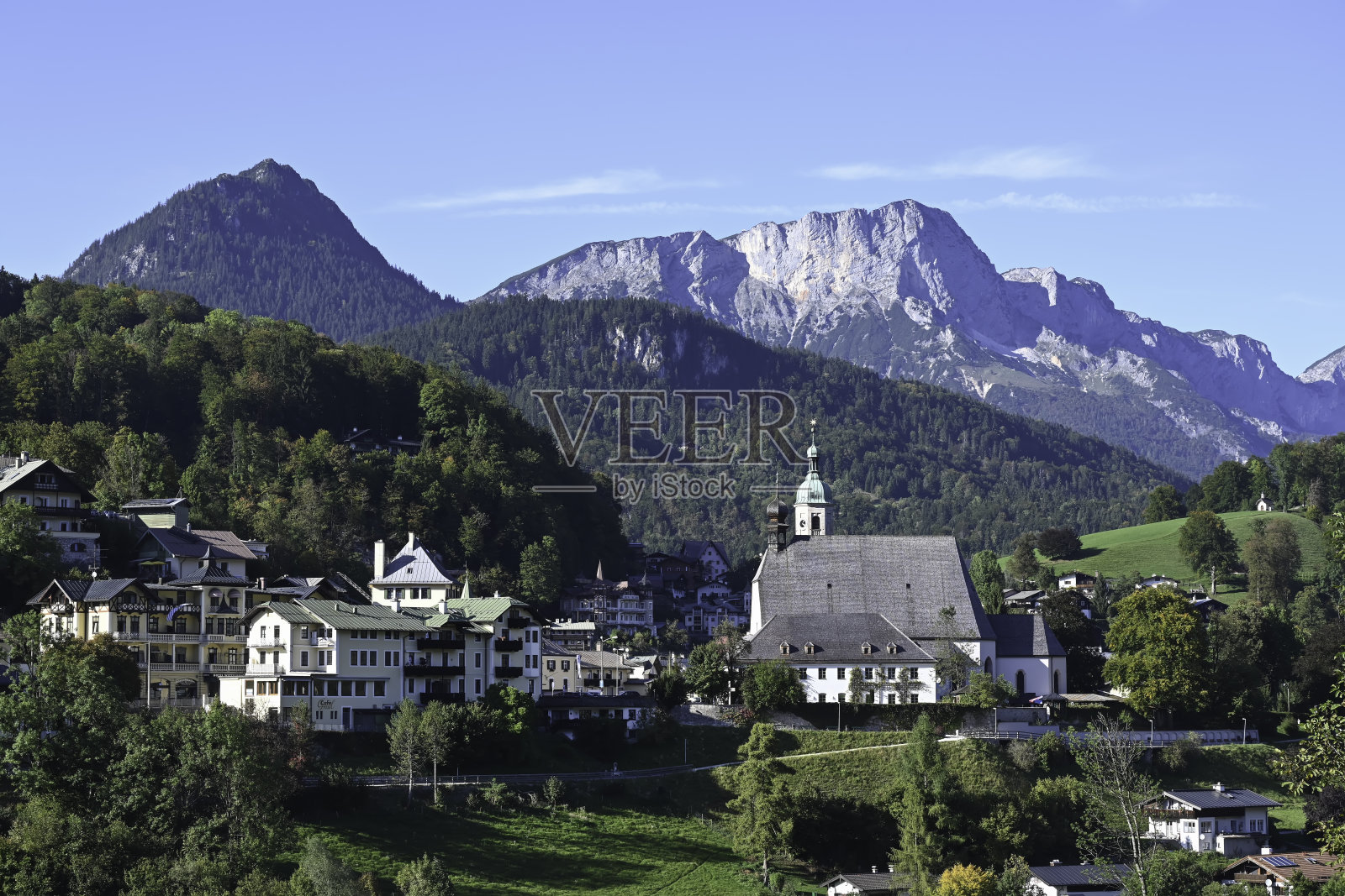 在德国巴伐利亚的阿尔卑斯山脉的夏季田园风光景色贝希特斯加登镇照片摄影图片