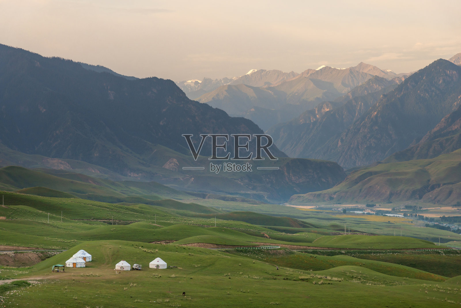 中国新疆天山的传统蒙古包照片摄影图片