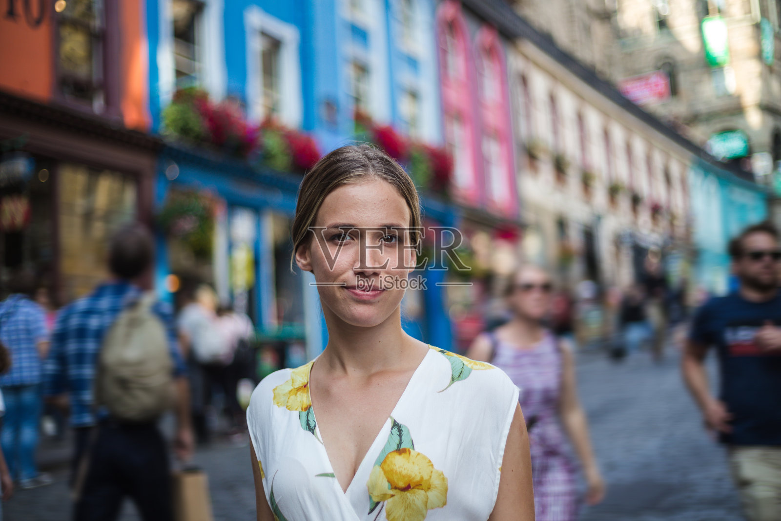 美丽的女人参观爱丁堡多彩的维多利亚街照片摄影图片