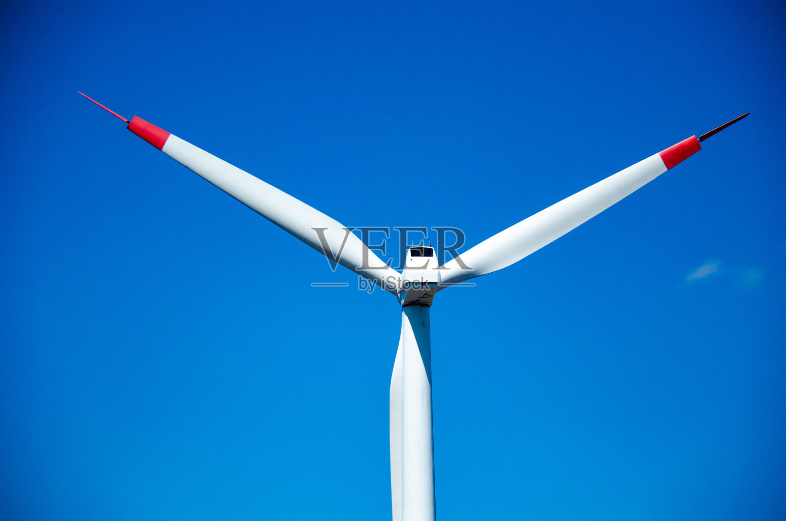 风力发电机上的蓝天白云绿色能源概念可再生能源发电机照片摄影图片