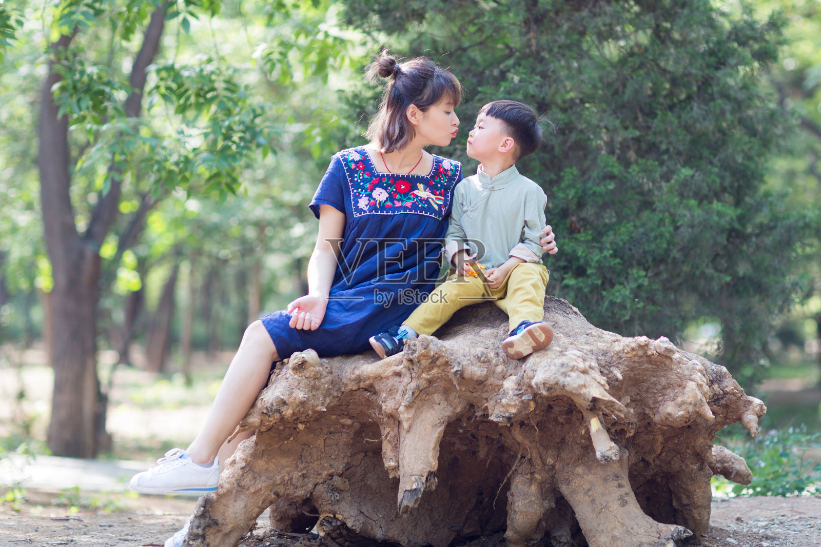 年轻的妈妈和她的儿子，亚洲，中国。照片摄影图片