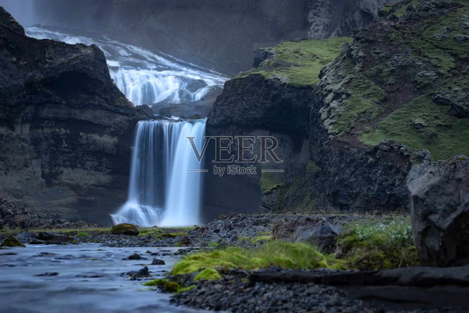 冰岛中部埃尔杰加峡谷的两层瀑布照片摄影图片