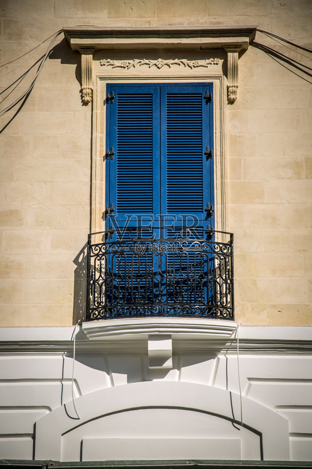 意大利式阳台，有铁栏杆和紧闭的百叶窗，可以遮挡阳光照片摄影图片
