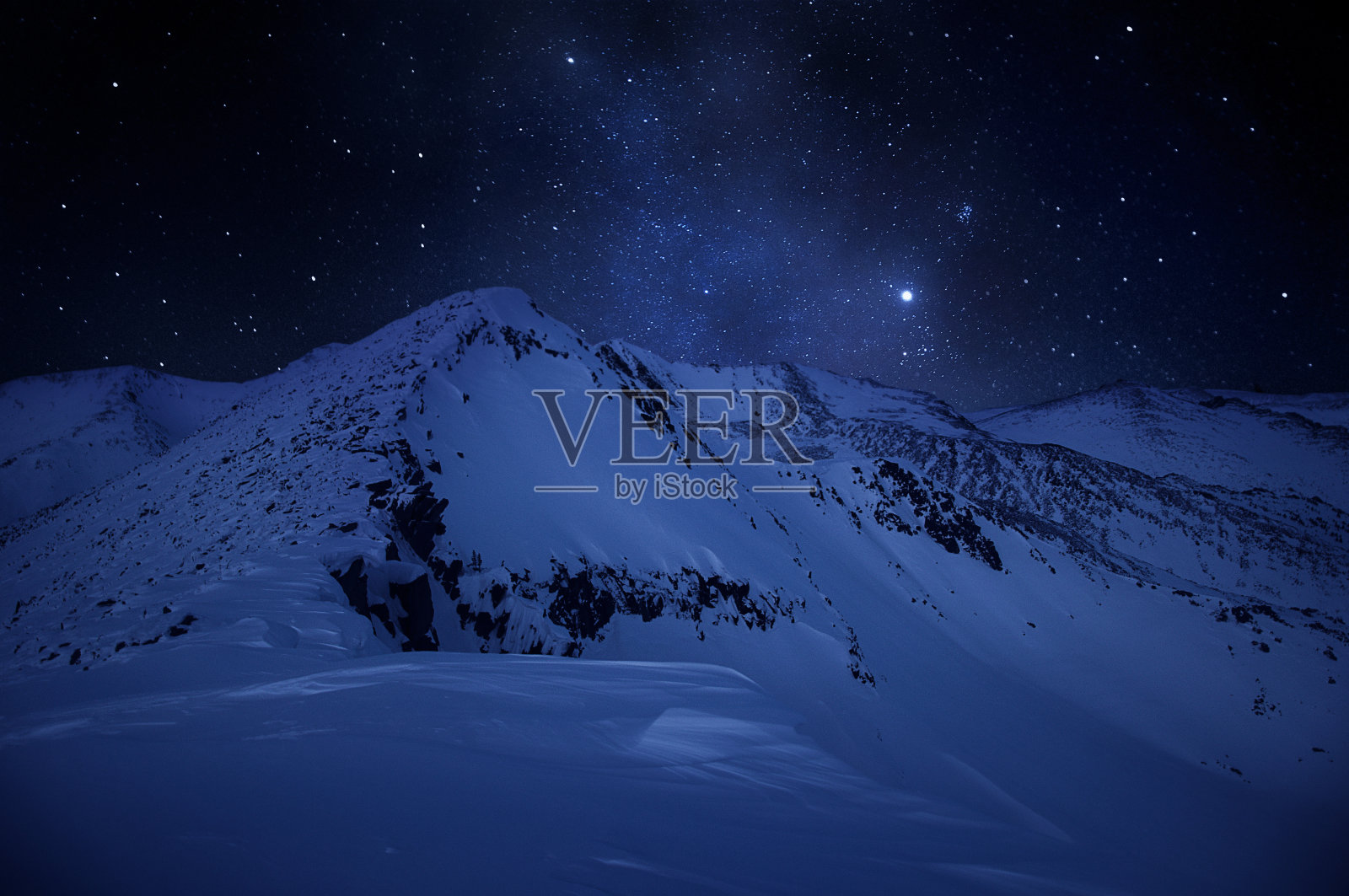 山上冬天的星空。徒步登山。照片摄影图片