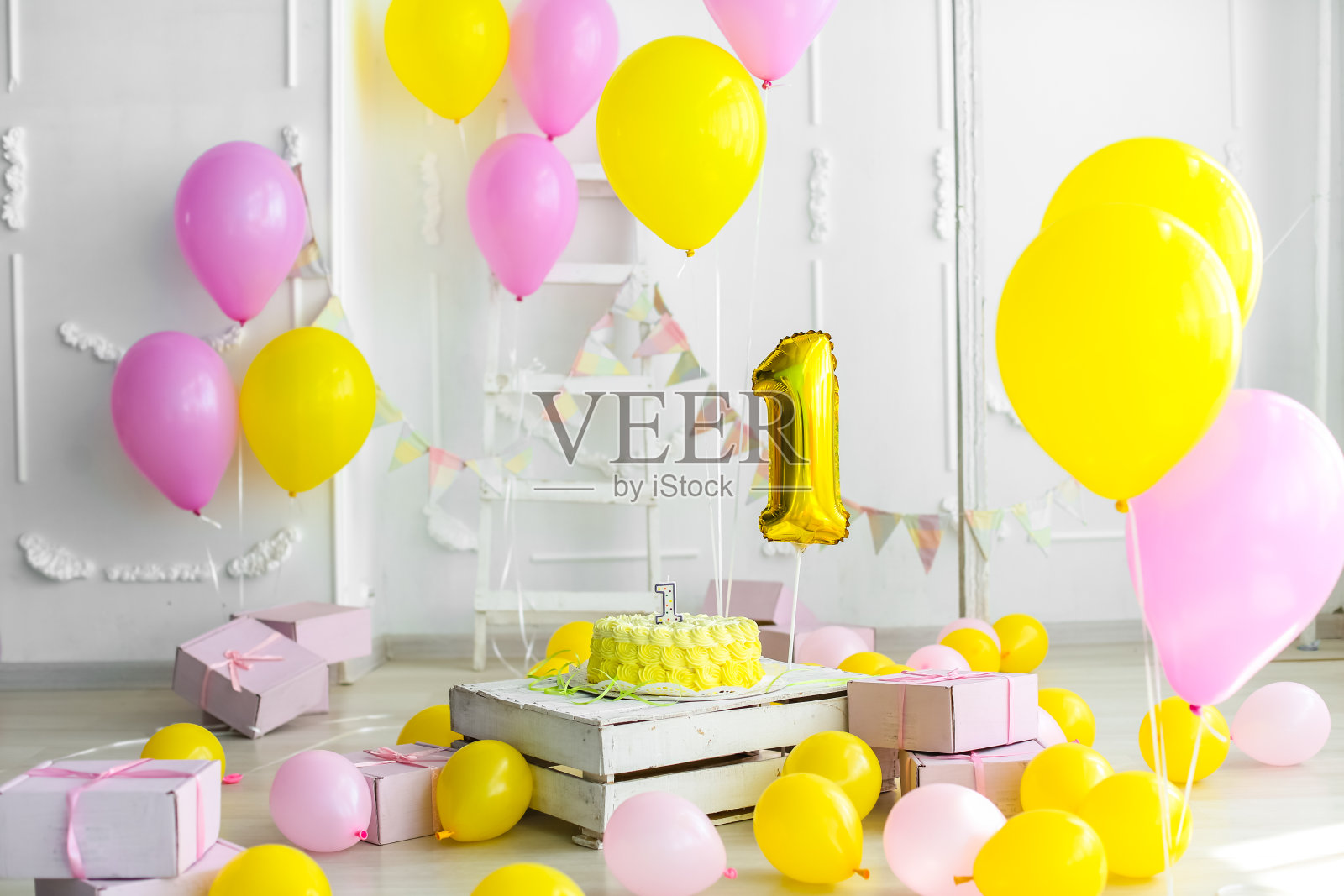 黄色概念的节日装饰用蛋糕和蜡烛一年照片摄影图片