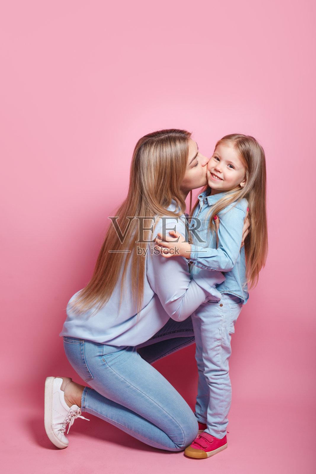 美丽的年轻女人和她可爱的小女儿拥抱着，微笑着照片摄影图片