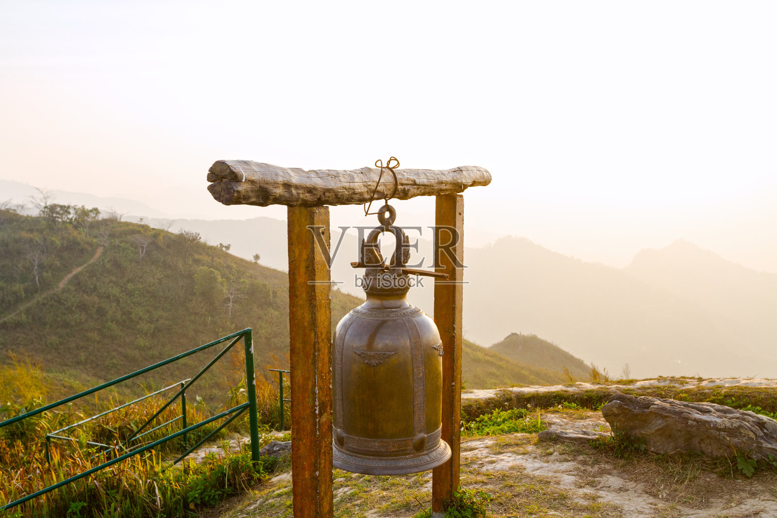 晚霞中清莱Doi Pha Tang山顶的佛教钟照片摄影图片