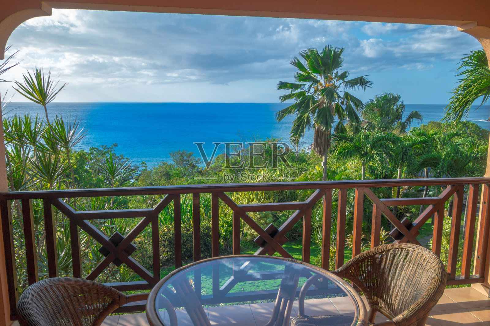 阳台上的加勒比岛与椅子和桌子照片摄影图片