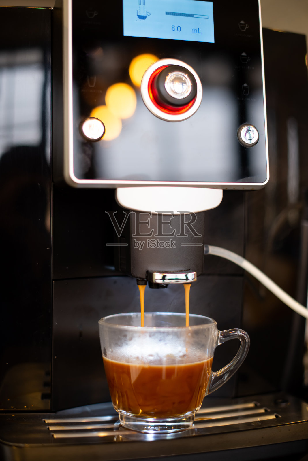 在咖啡馆里制作浓缩咖啡的专业咖啡机照片摄影图片