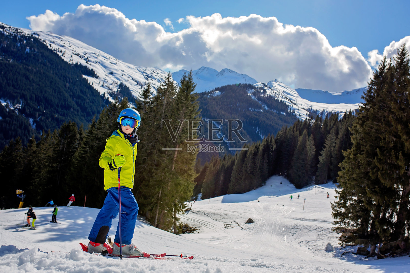 孩子，在阳光明媚的冬日滑雪场滑雪，享受大自然的运动照片摄影图片