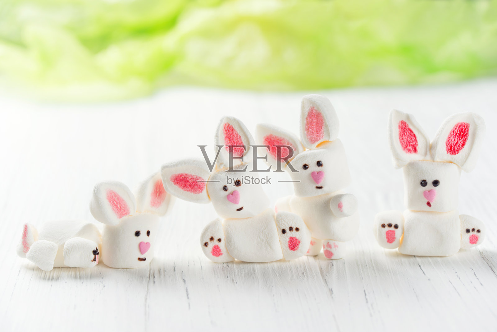 桌上放着棉花糖可爱的兔子，孩子们的复活节甜点照片摄影图片