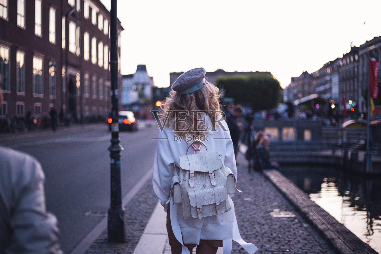 现代年轻女子探索哥本哈根的城市街道照片摄影图片