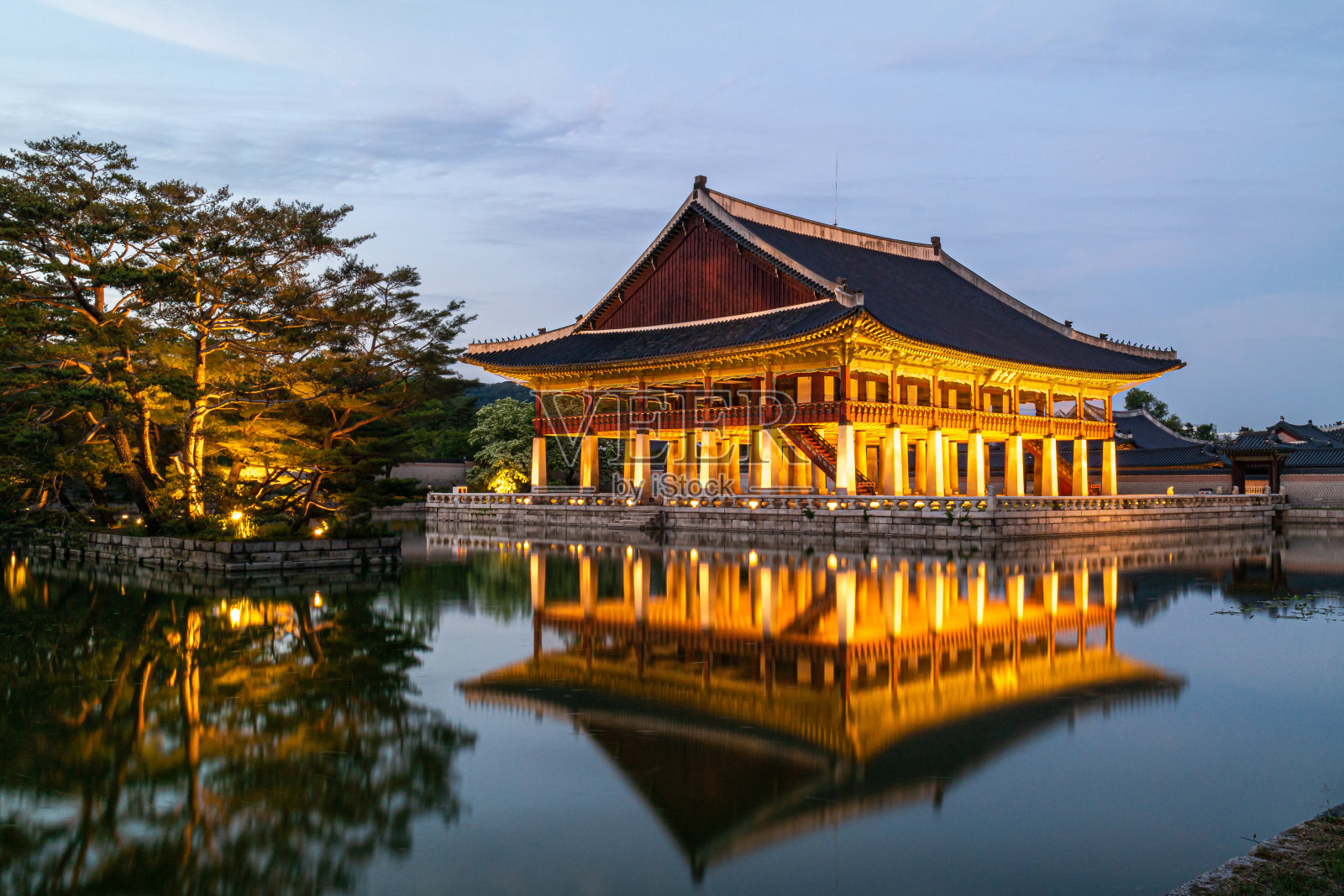 京畿道夜景，位于韩国首尔京福宫照片摄影图片