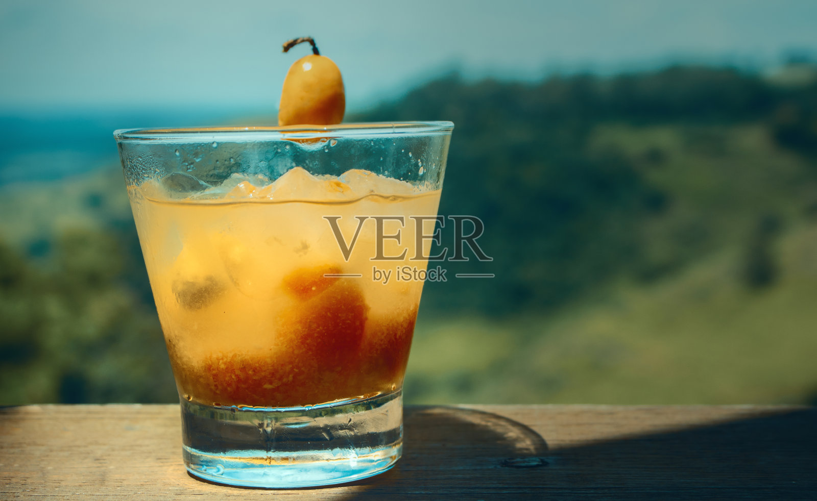 众所周知的著名饮料“caipirinha”，由滴料、糖和一种叫seriguela的典型水果制成。照片摄影图片