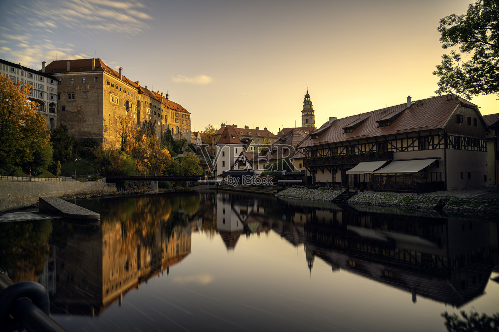捷克的克鲁姆洛夫是一个古老的波西米亚村庄。这里有许多旅游景点，如城堡塔，圣维塔斯和伏尔塔瓦河。照片摄影图片