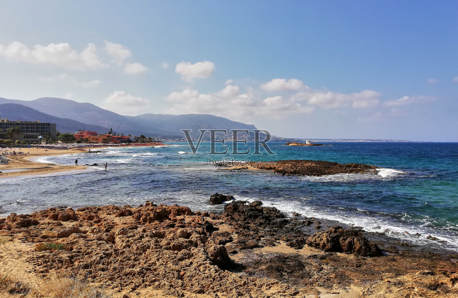 地中海沿岸一个小岛上的棕色沙滩。照片摄影图片