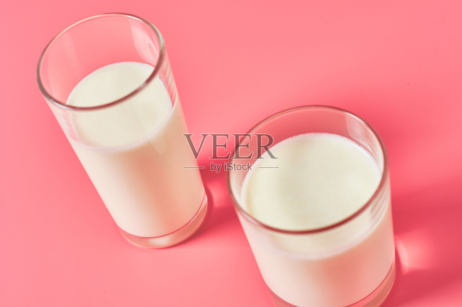 两满杯新鲜牛奶，酸奶或开菲尔粉背景照片摄影图片